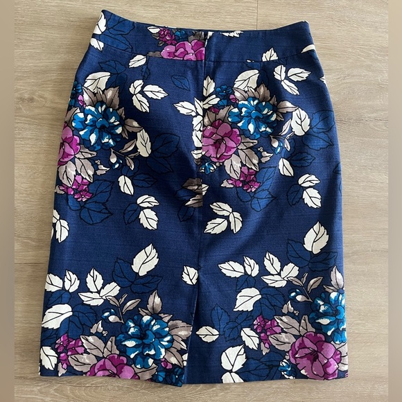 Ann Taylor Floral Lined Pencil Skirt
Side Zip Navy Blue Size 0 - Picture 7 of 9